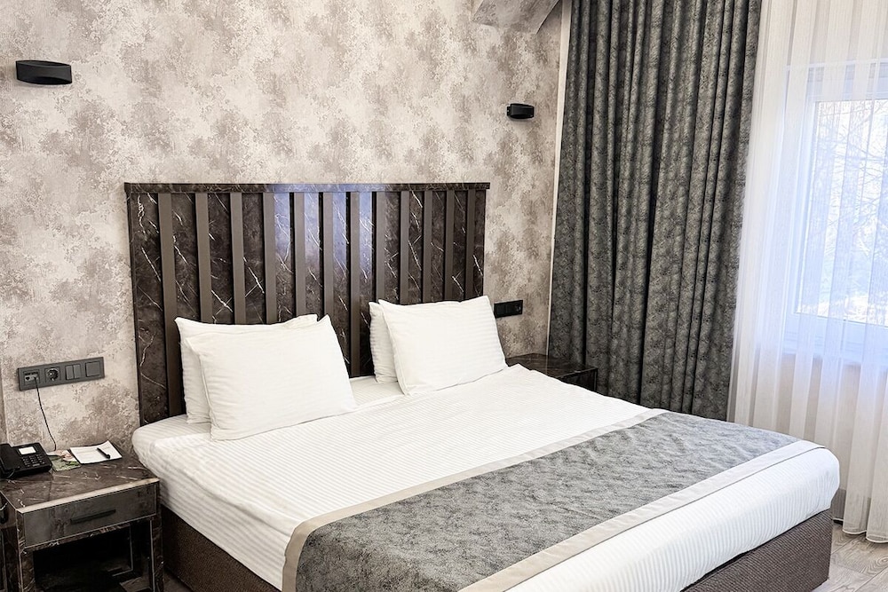 ROOM, DOUBLE OR TWIN BED