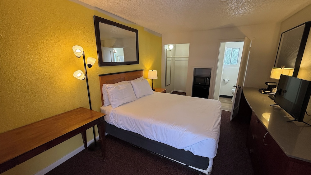 Lakeshore Inn 17/53