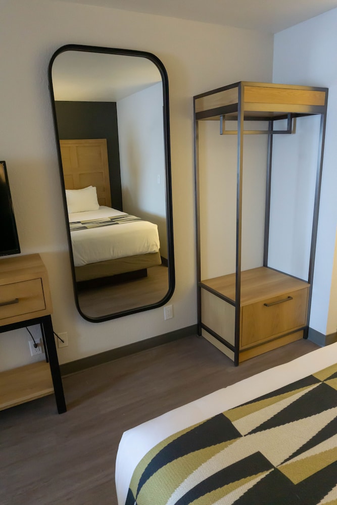 Oxford Suites Redding 32/64