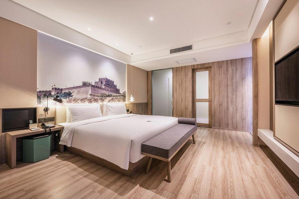 Wooden, Suite