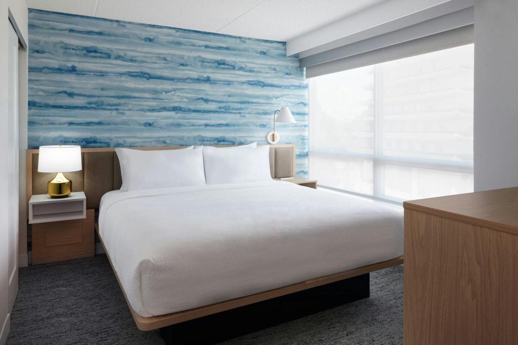 جناح بسرير كينج بإطلالة على المدينة بغرفة نوم واحدة مع أريكة، Ramada By Wyndham Niagara Falls By the River 2/3