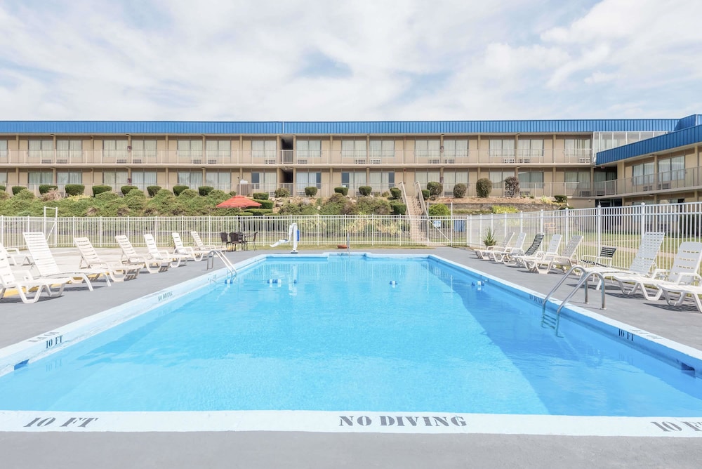 Days Inn By Wyndham St Clairsville 10/17