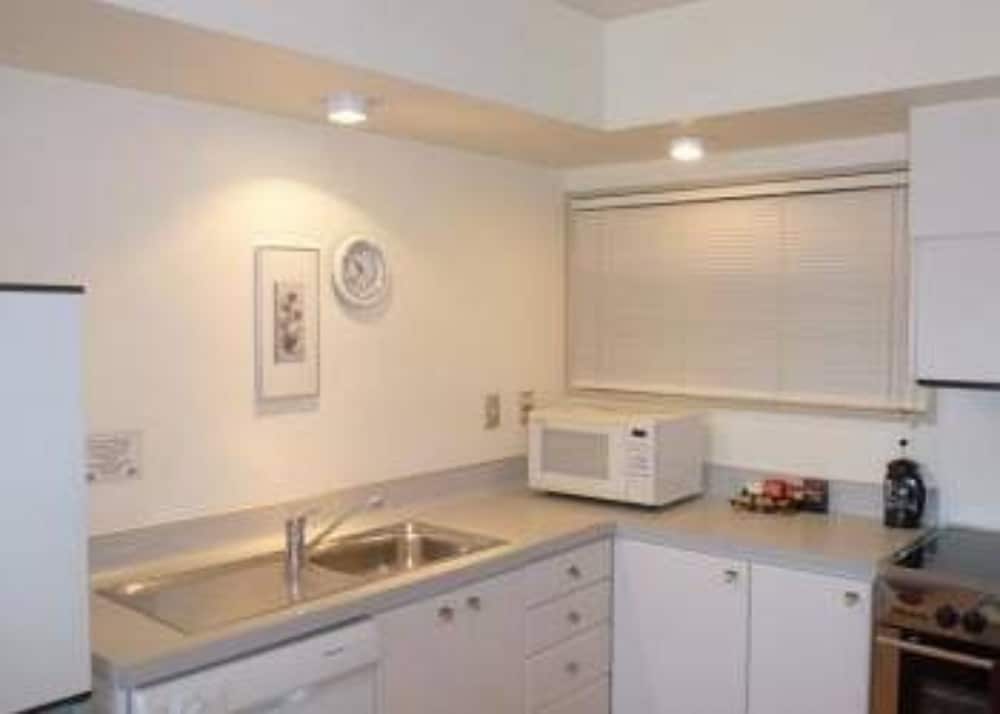 Lakefront Apartments and Lodges 3/49