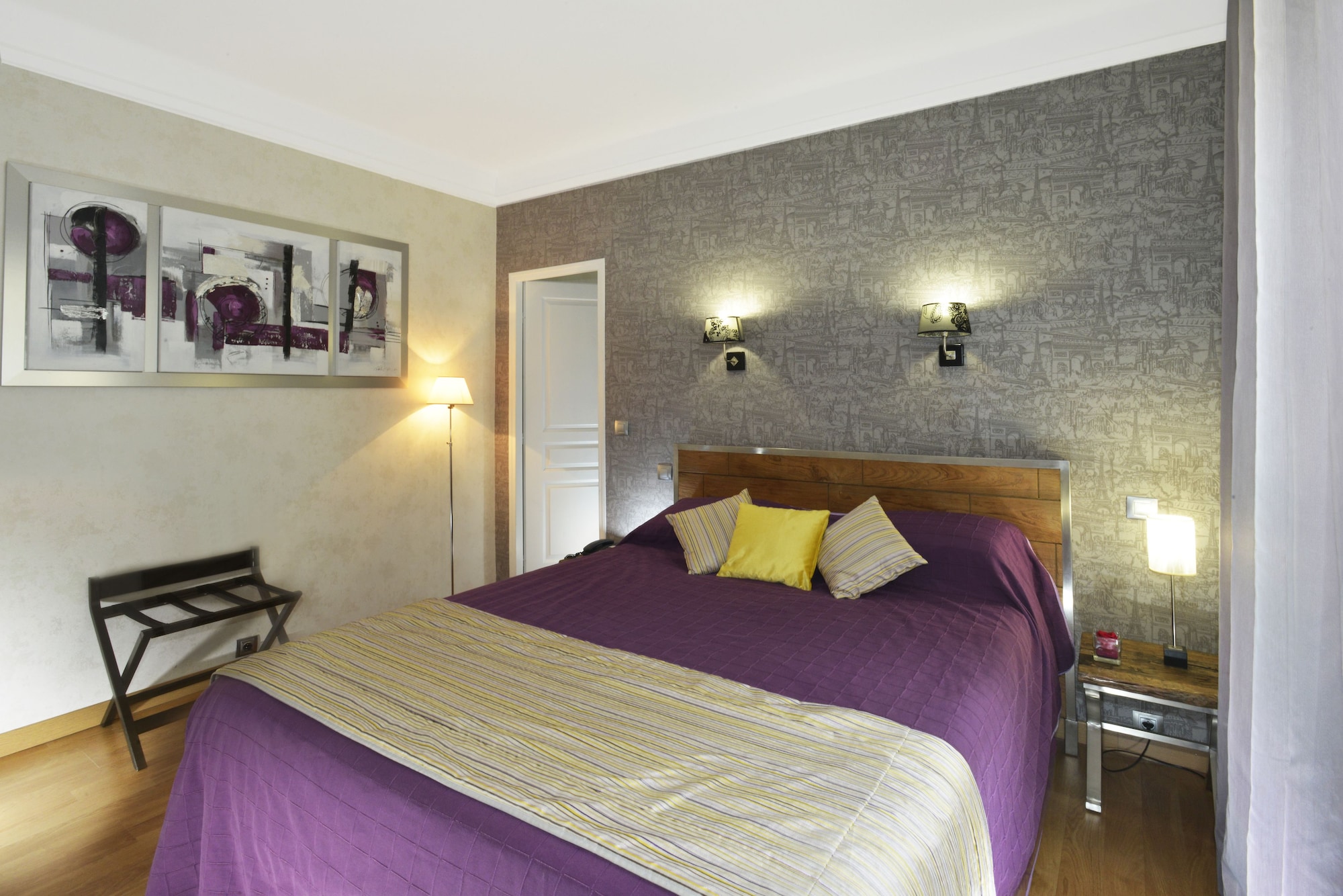 SUITE, DOUBLE AND TWIN BEDS