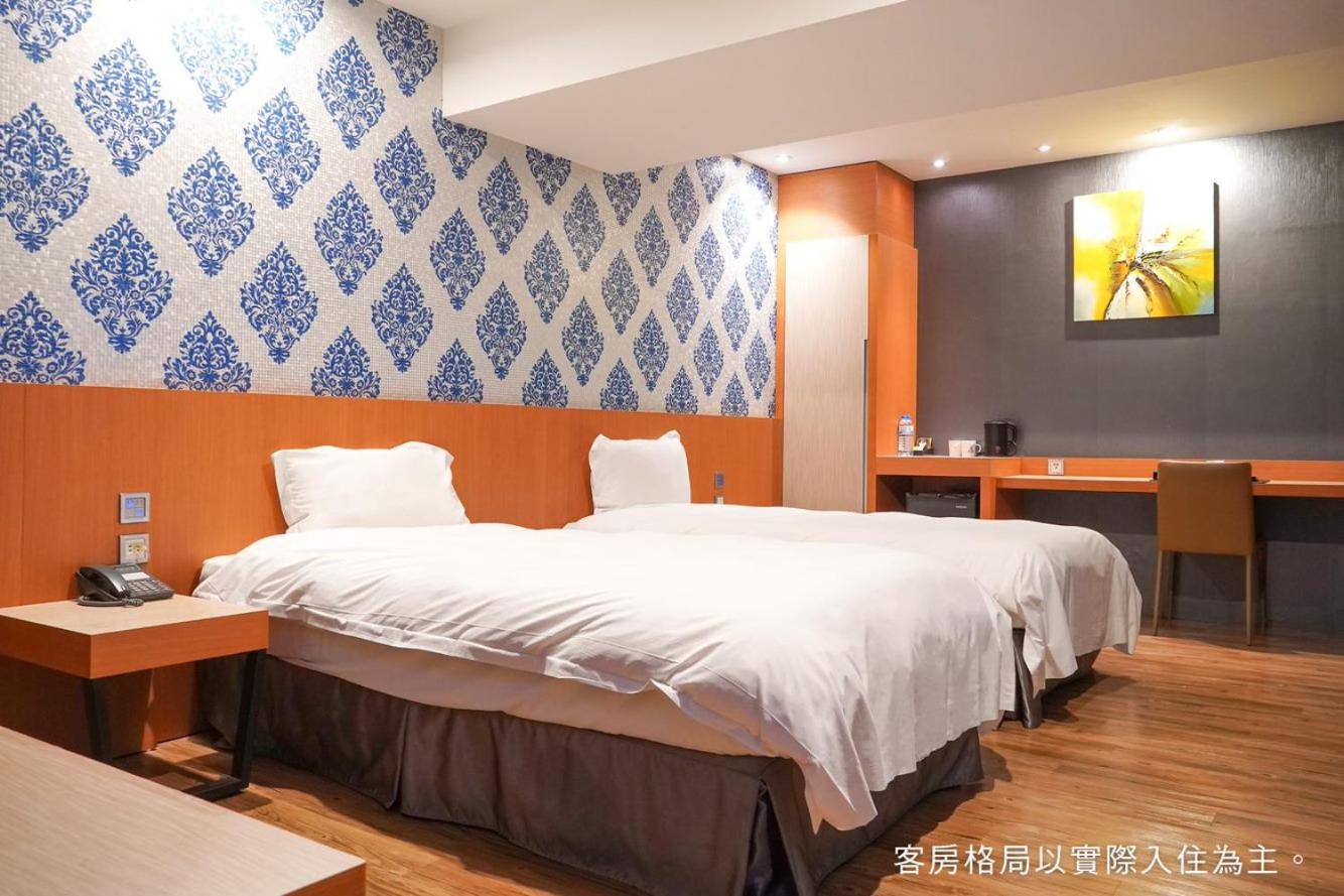 Room, Twin Beds, No Window