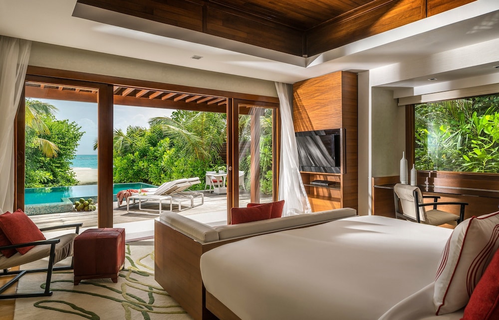 3 Bedrooms, Beach Pool, Pavilion, King and Twin Beds