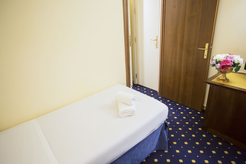 Napoleon Hotel 36/64