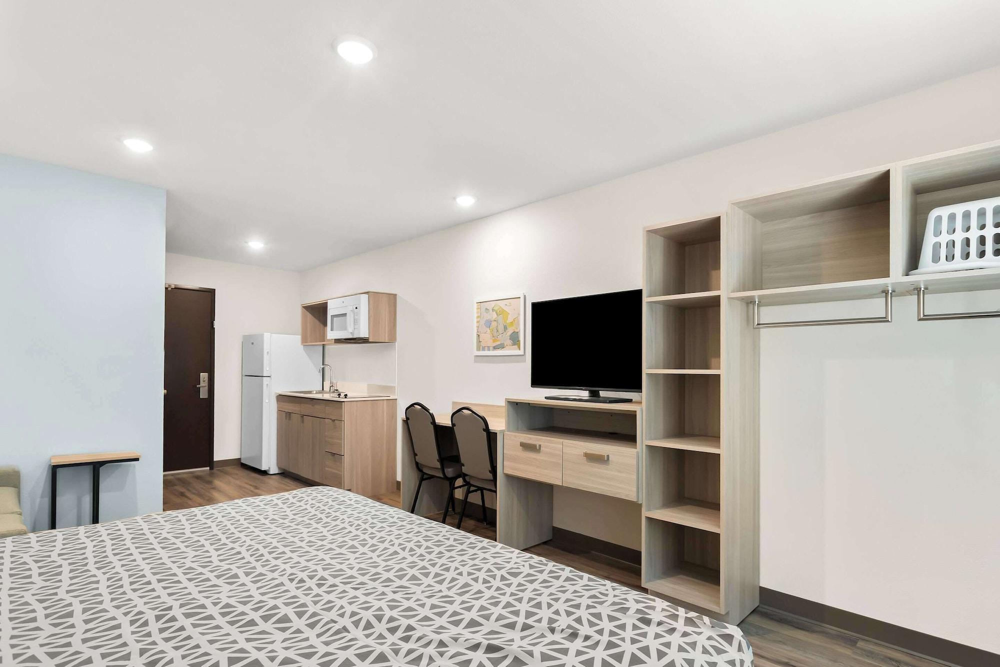WoodSpring Suites Savannah West Chatham Parkway 18/33