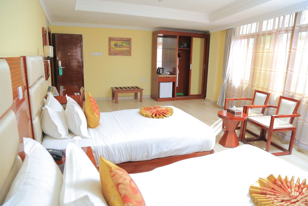 Tiffany Diamond Hotel Indira Gandhi Street 18/71