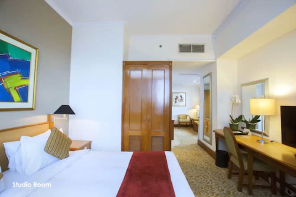 Menara Peninsula Hotel 12/46