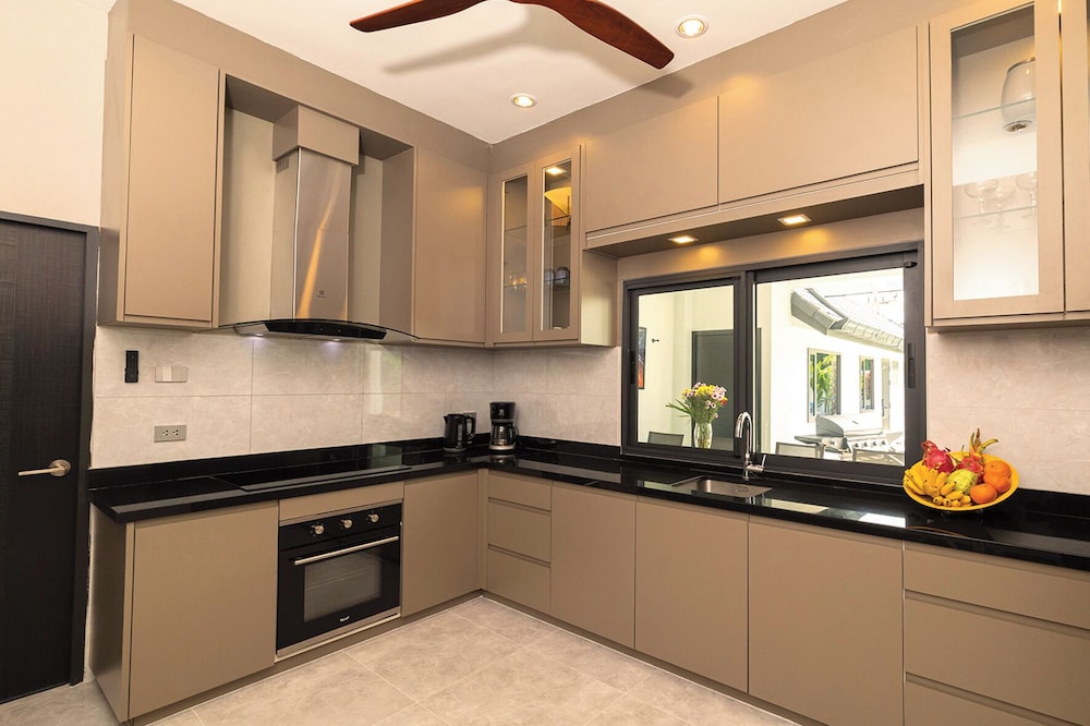 Pattaya Hill 2 12/50