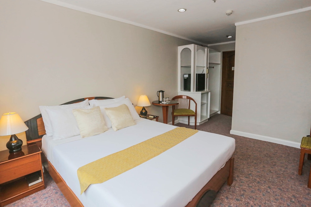 Holiday Plaza Hotel 68/86
