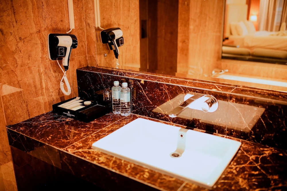 Portola Grand Renggali Hotel 24/25