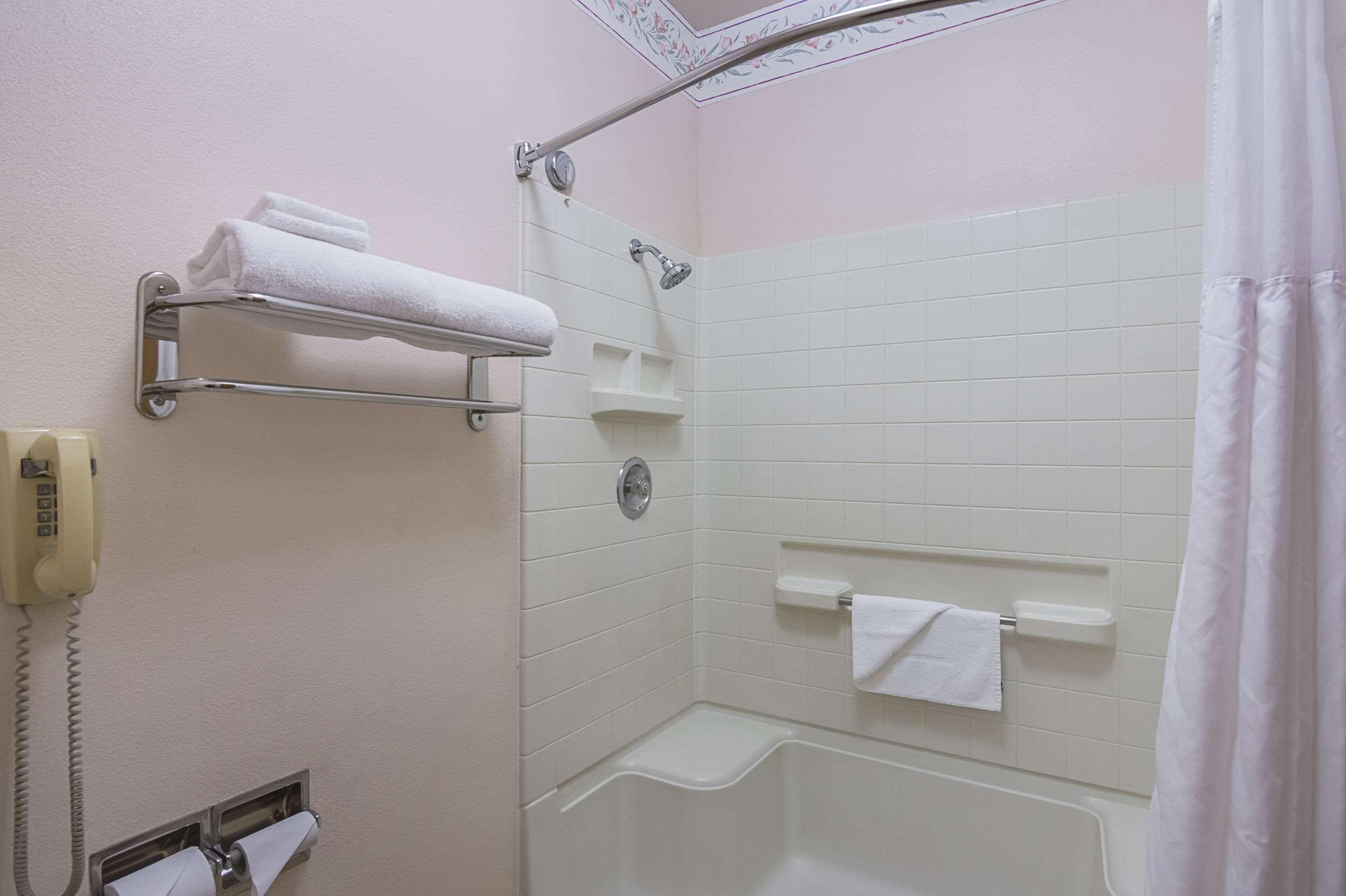 غرفة بسرير كينج، Quality Inn Fresno Yosemite Airport 4/4