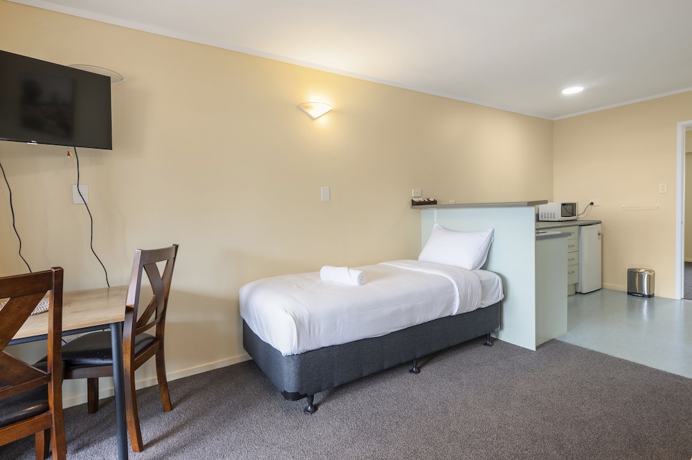 Upstairs, Family, 1 Double and 1 Single Bed, Fenton Court Motel 4/5