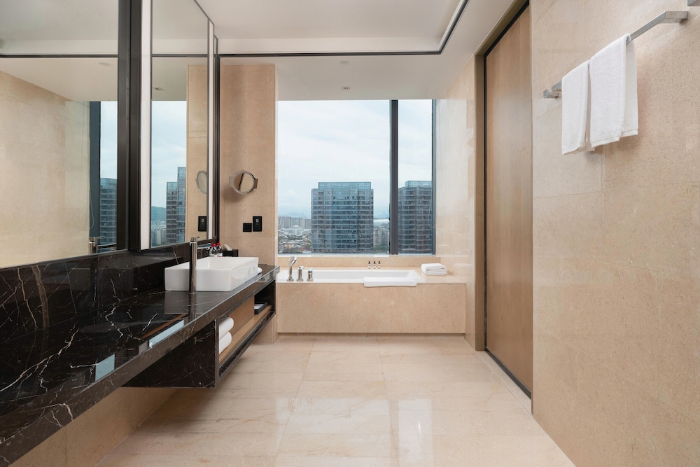 Hyatt Regency Fuzhou Cangshan 72/73