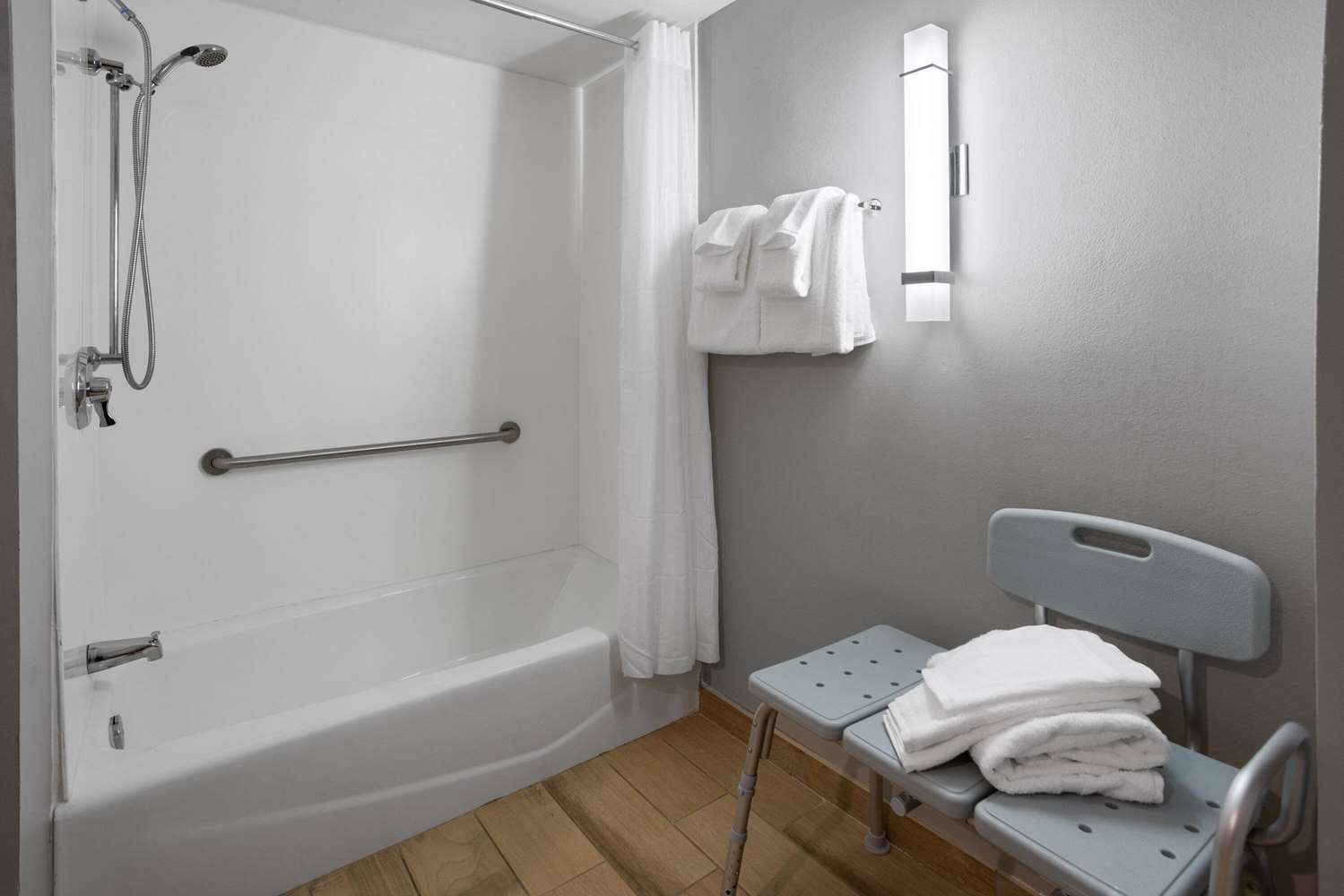 La Quinta Inn & Suites by Wyndham Mooresville 24/24