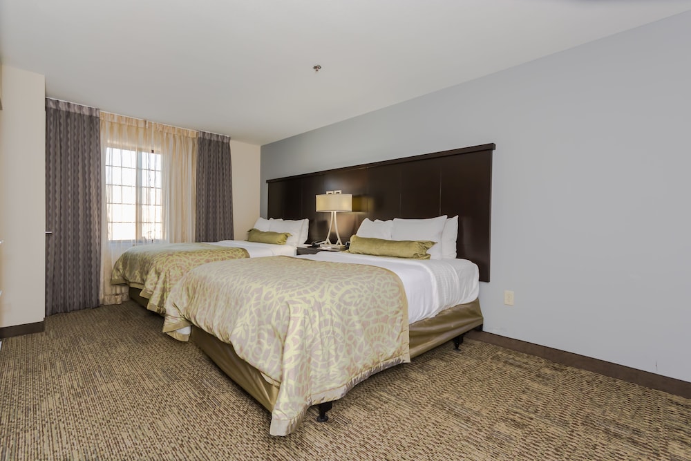 2 Bedrooms, Suite, King Bed, 1 King and 2 Double Beds, Kitchen, Bathtub, Accessible