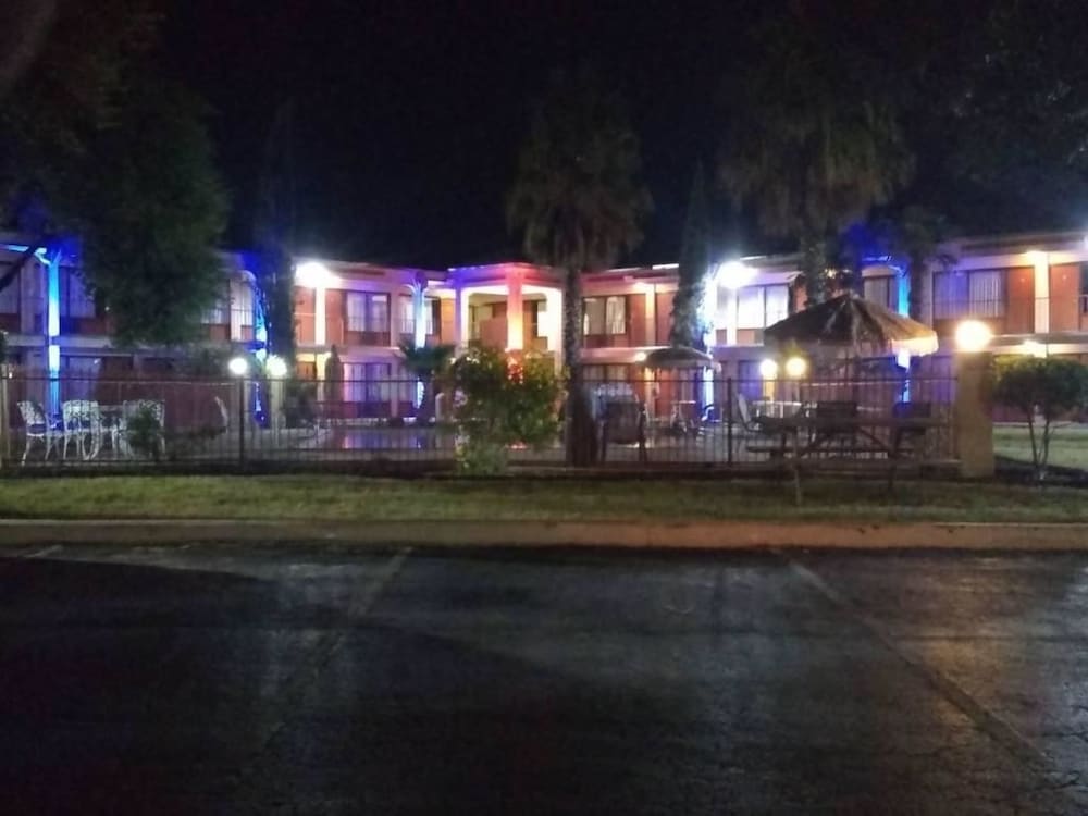 Knights Inn San Antonio near Frost Bank Center 31/35