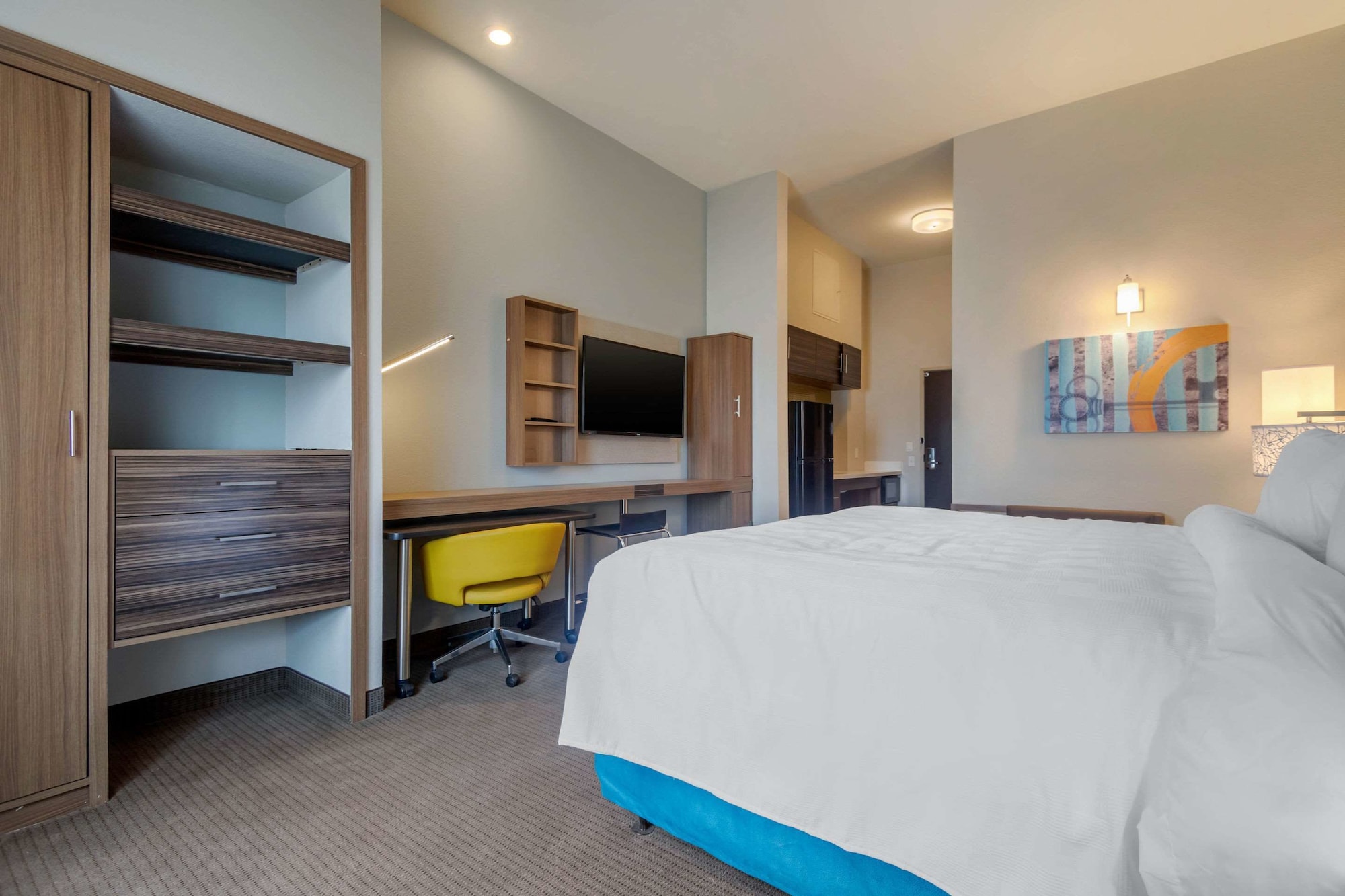 EFFICIENCY, KING BED, ACCESSIBLE