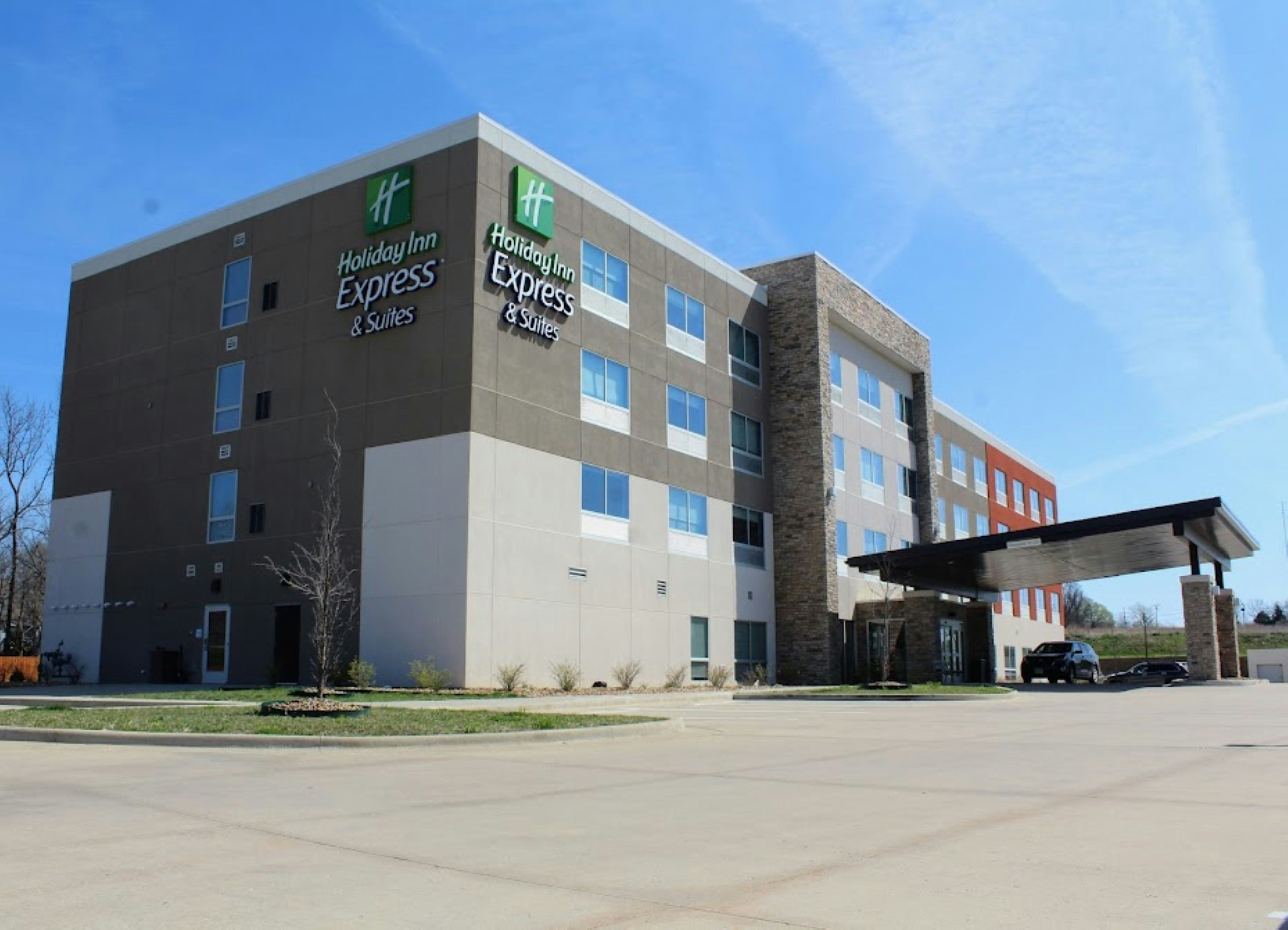Holiday Inn Express and Suites Warrensburg North 4/58