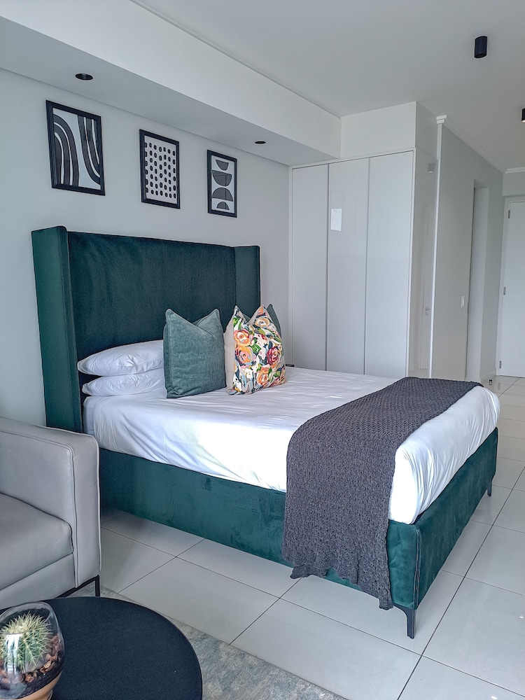 Ellipse Executive Apartment 13/50