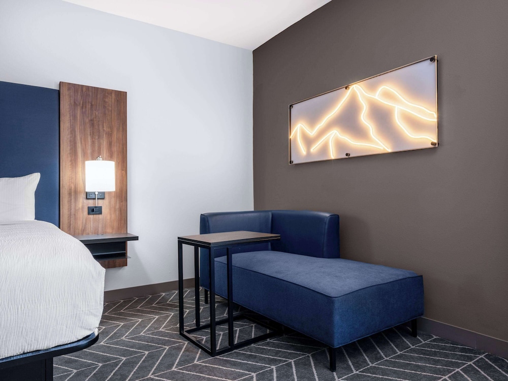 La Quinta Inn and Suites by Wyndham Chelsea 21/35
