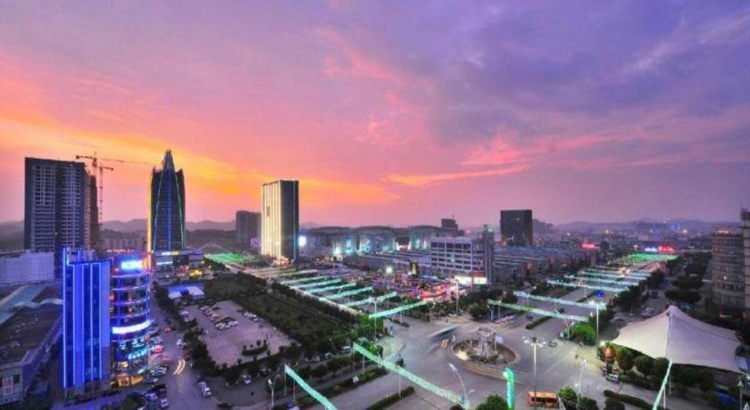 Vienna Hotel (Shenzhen Pinghu Center Metro Station) 40/42