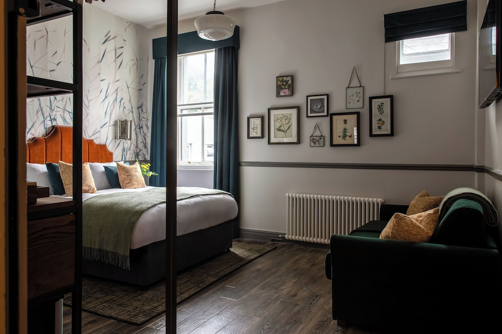 ROOM, DOUBLE BED