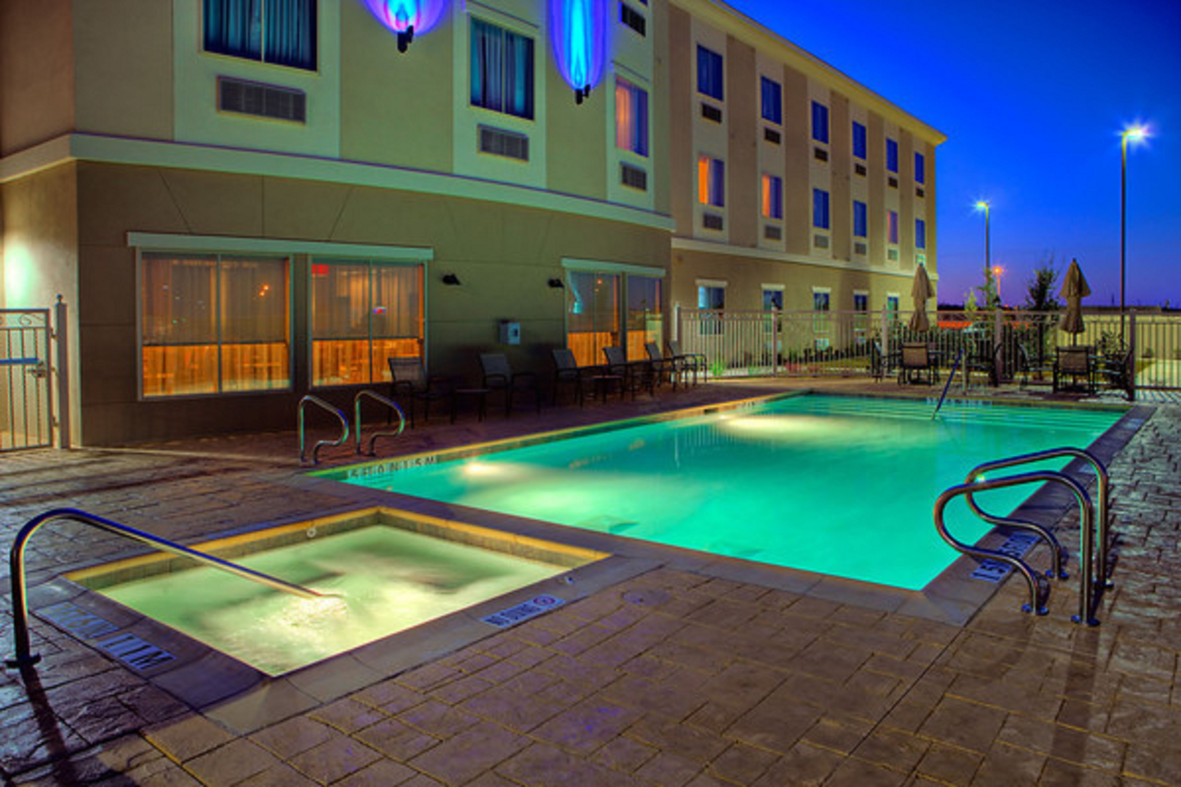 Holiday Inn Express Suites Cotulla 32/32