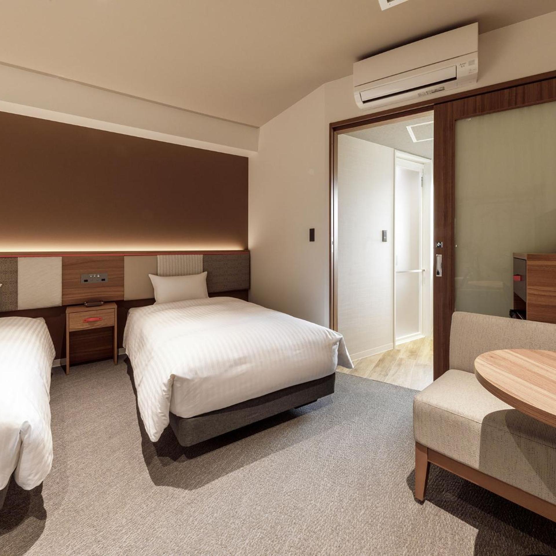 TWIN ROOM