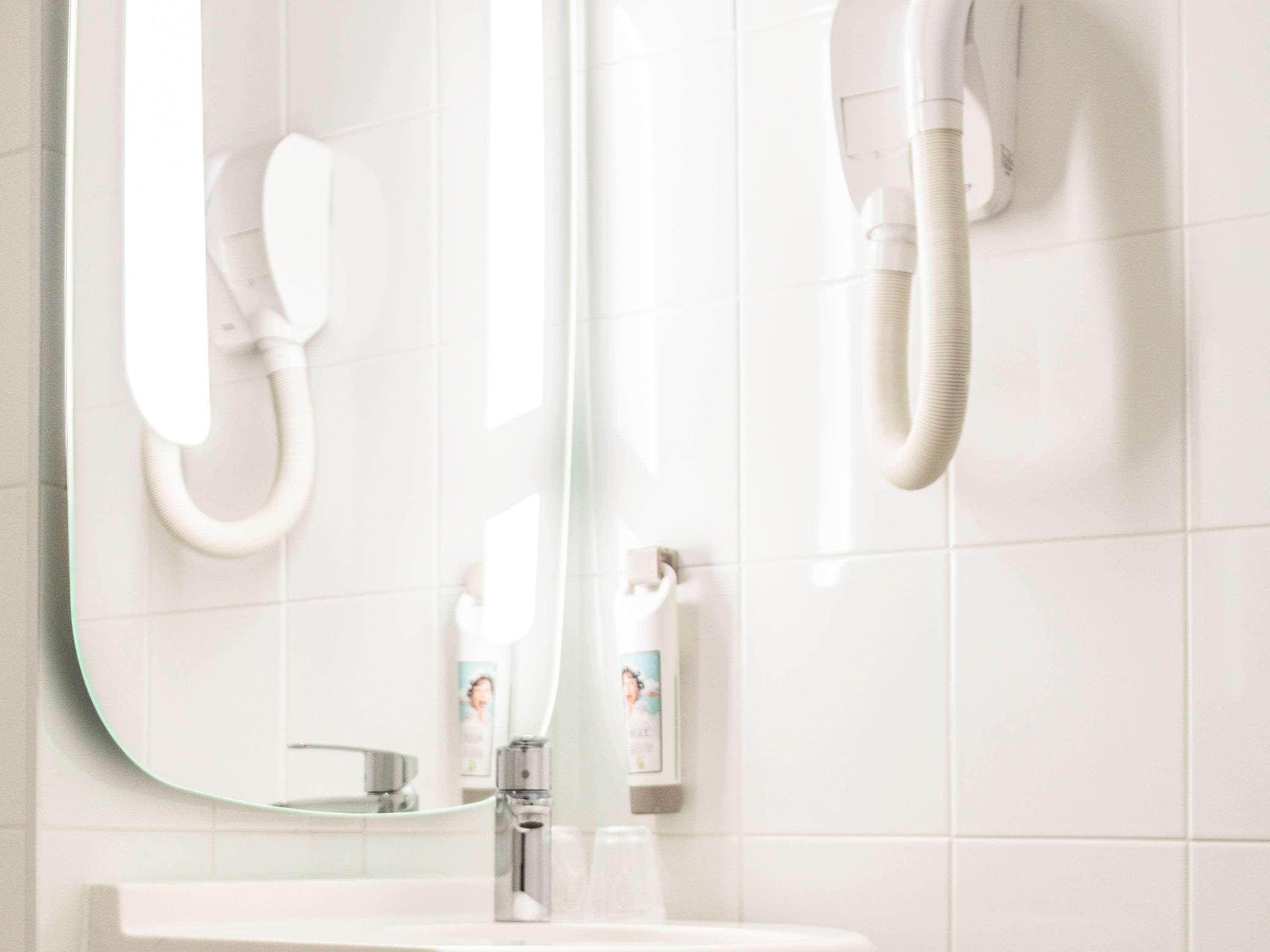 غرفة قياسية بسرير مزدوج وسريرين منفصلين، ibis Paris Grands Boulevards Opera 9th Hotel 8/8