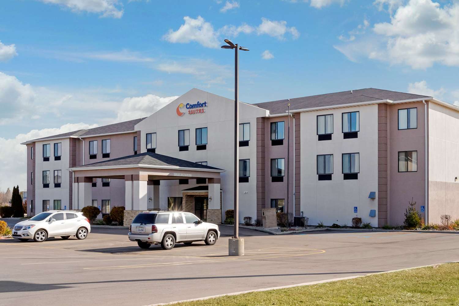 Comfort Suites South Haven near I-96 17/17