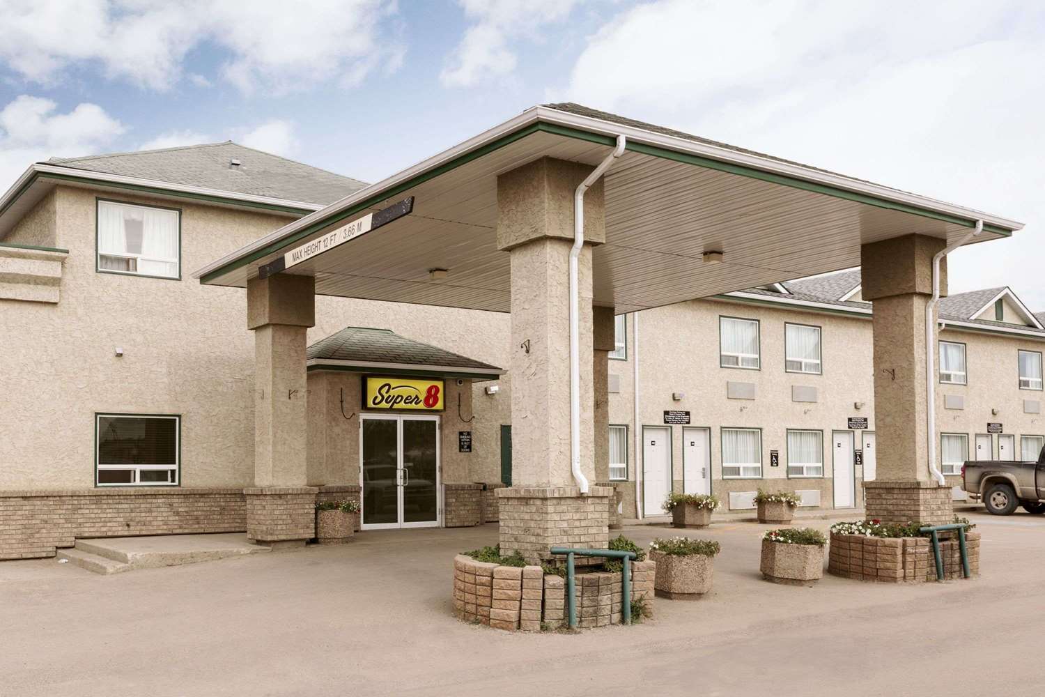 Super 8 By Wyndham Drayton Valley 2/26