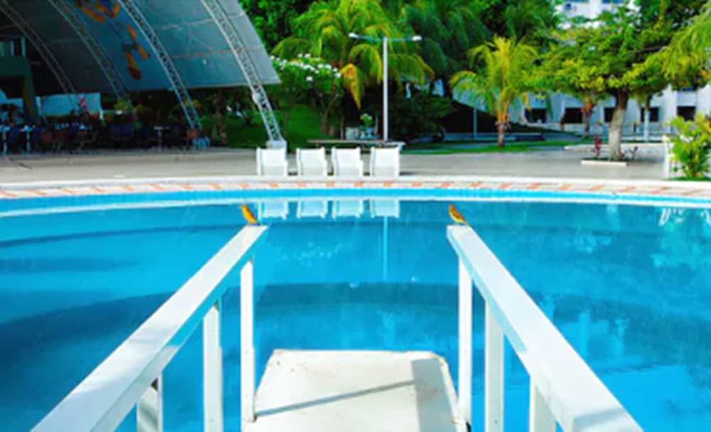 Barrudada Tropical Hotel 32/57