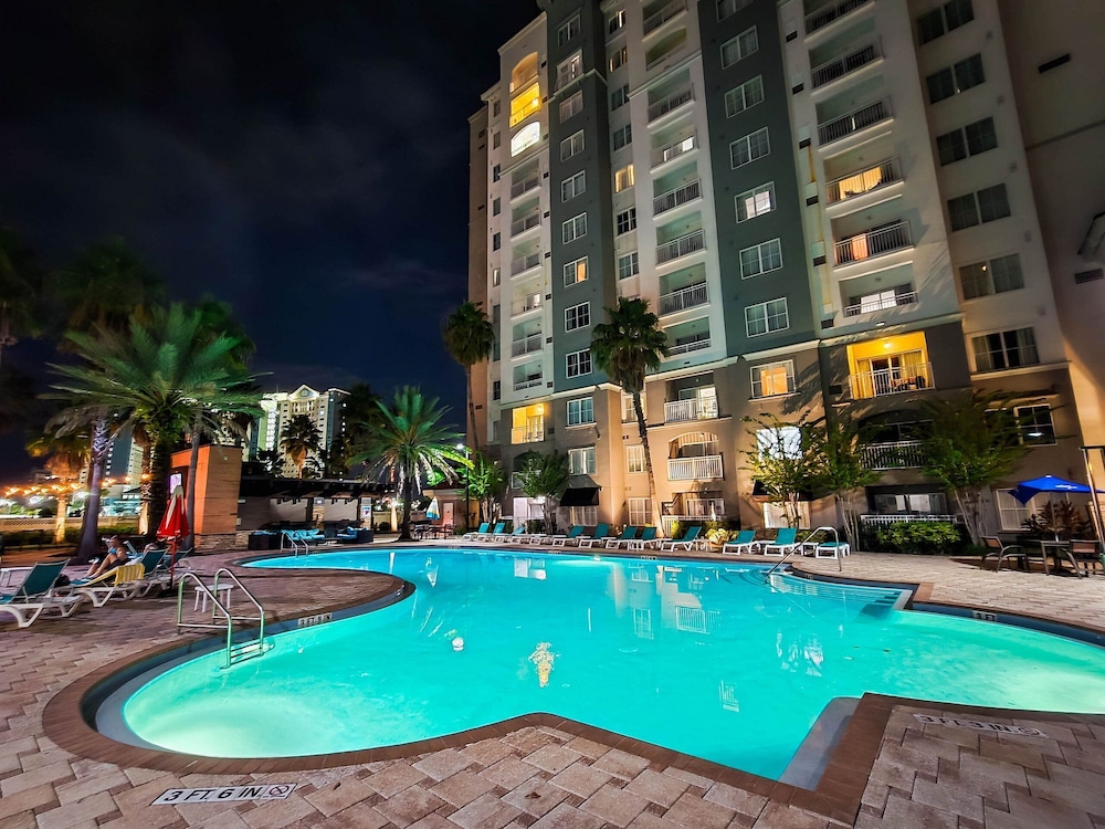 The Point Hotel & Suites 12/75