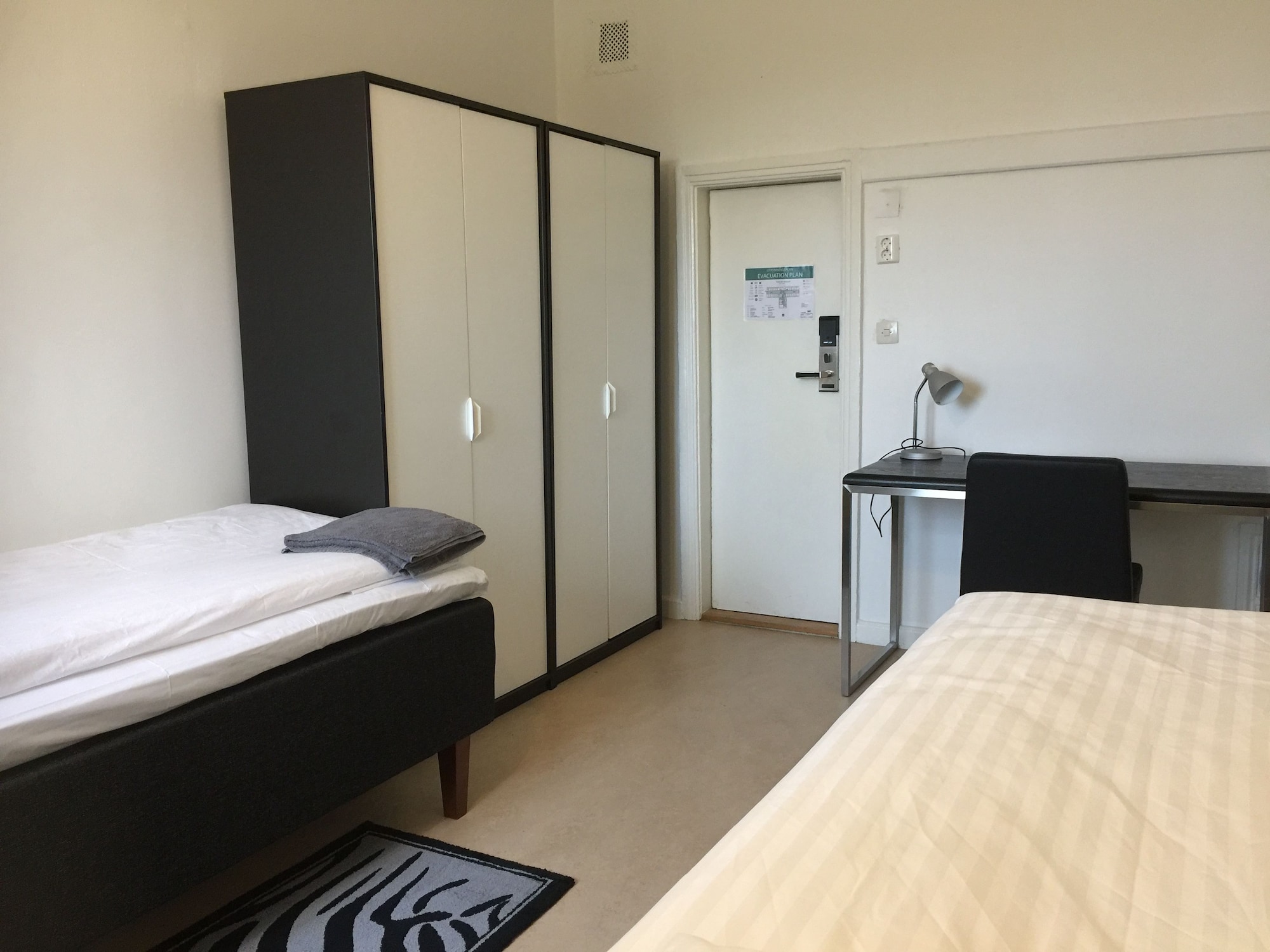 Basic, Twin Beds, Lake View, Shared Bathroom