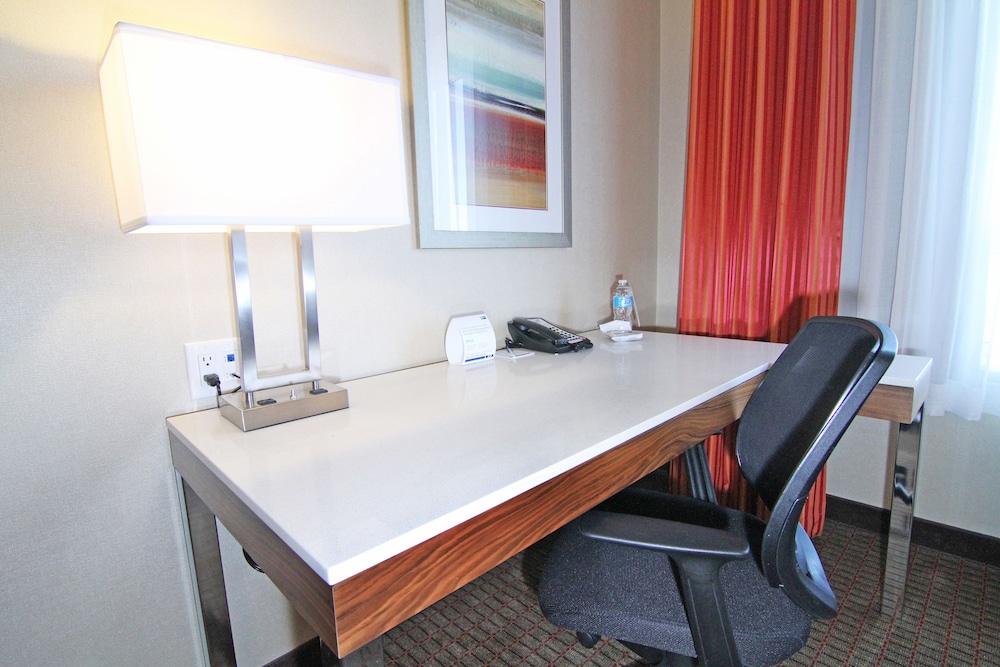 Holiday Inn Express And Suites Calgary Nw University Area 48/73