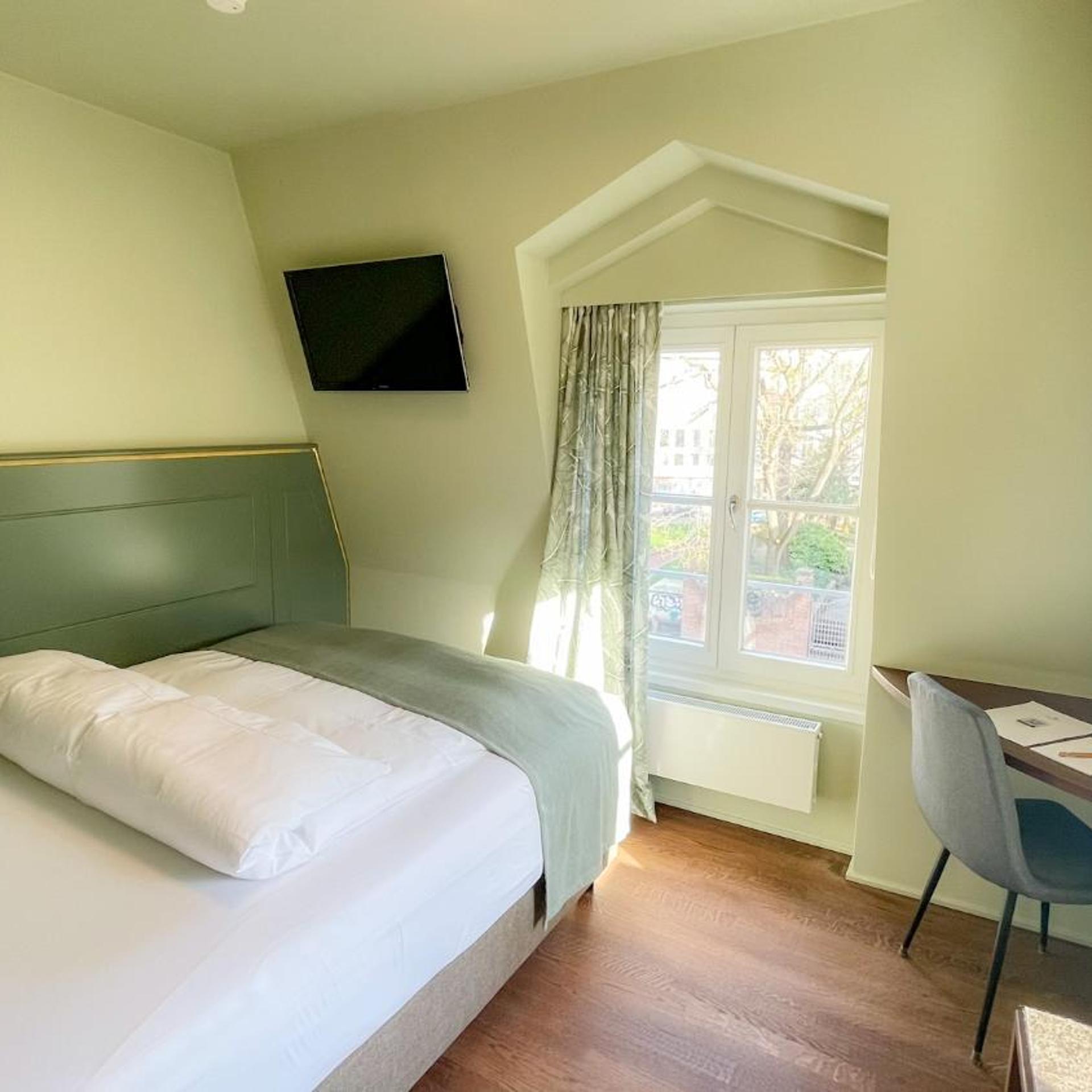 Superior, Single, French Bed