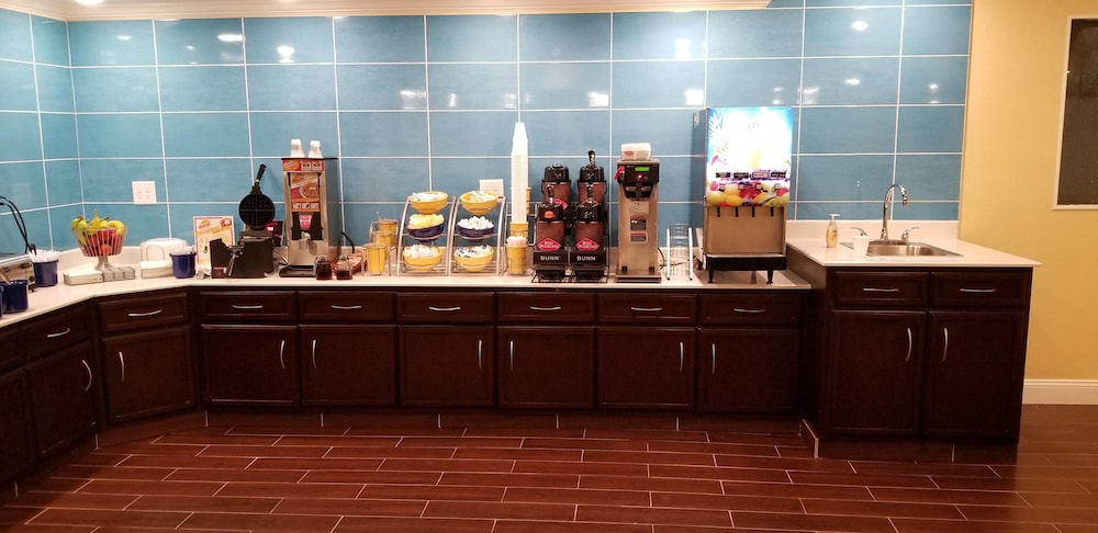 Days Inn by Wyndham Muscle Shoals 24/32