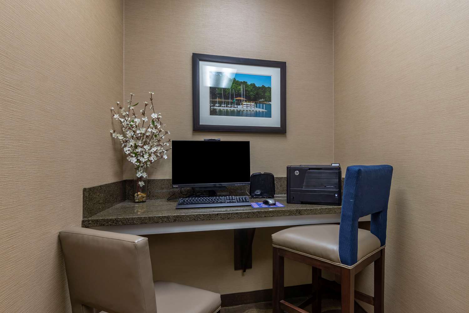 Comfort Suites Huntersville near Lake Norman 19/21