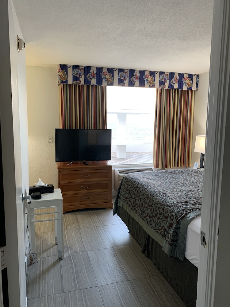 Arya Blu Inn and Suites (Ex Days Inn Ormond Beach Mainsail Oceanfront) 10/43