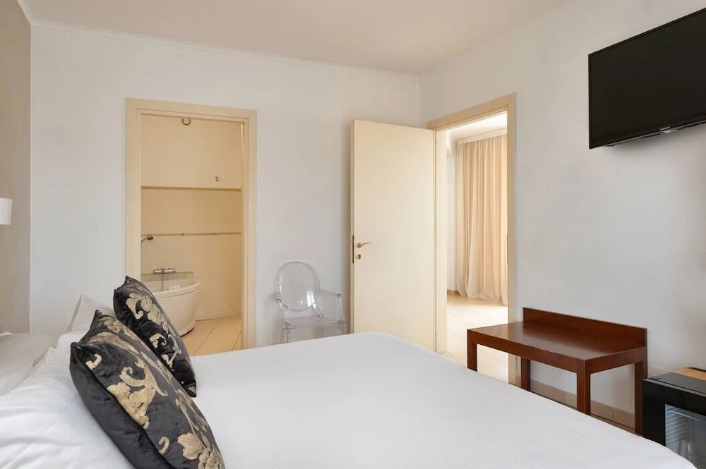 Luxury, Quadruple, Double and Twin Beds 3/5