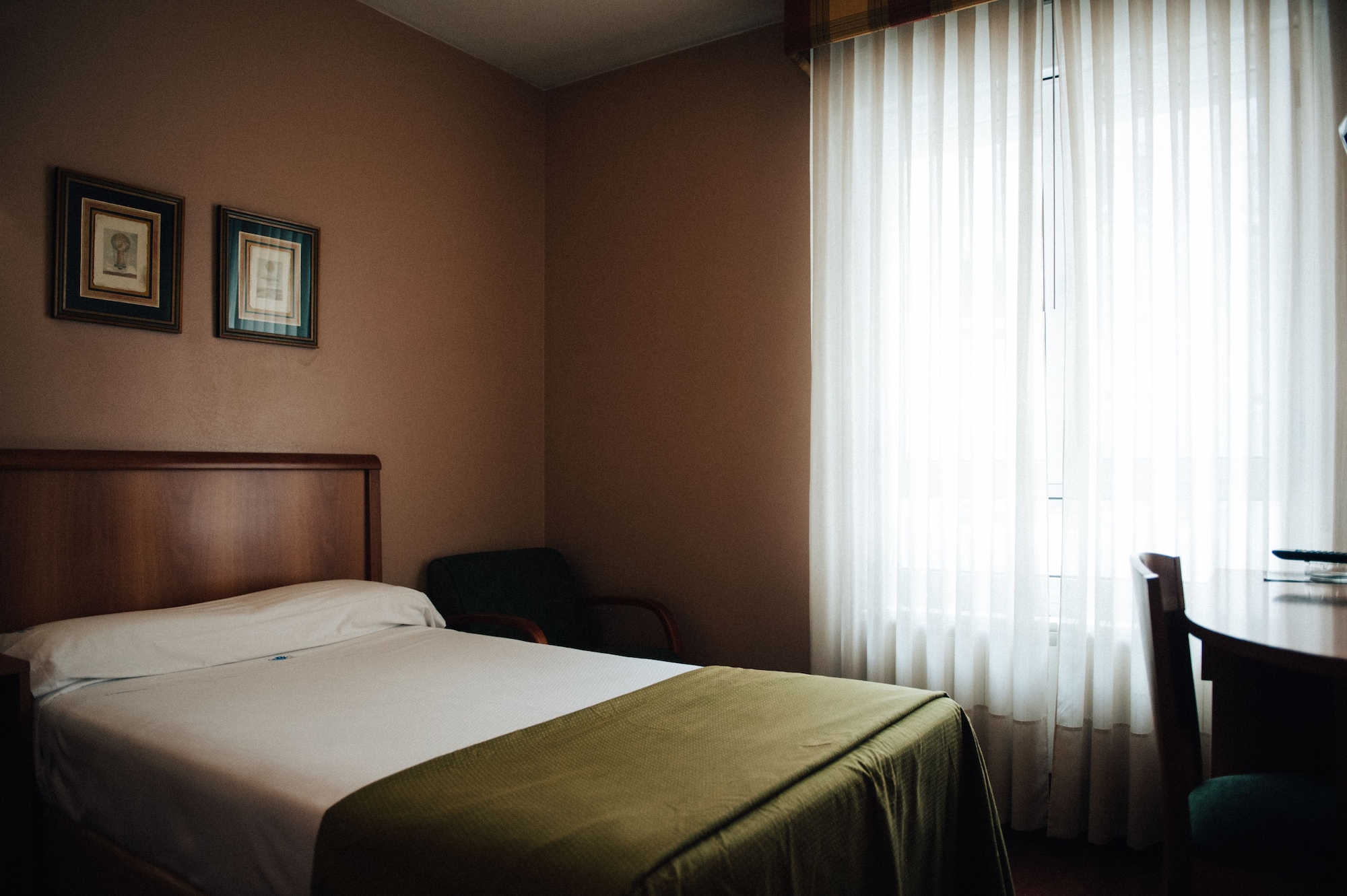 ROOM, SINGLE