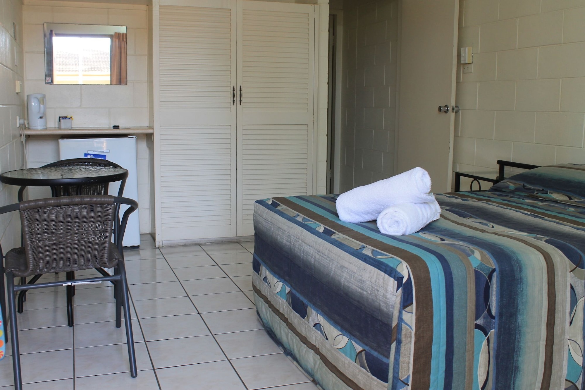 MOTEL, STANDARD