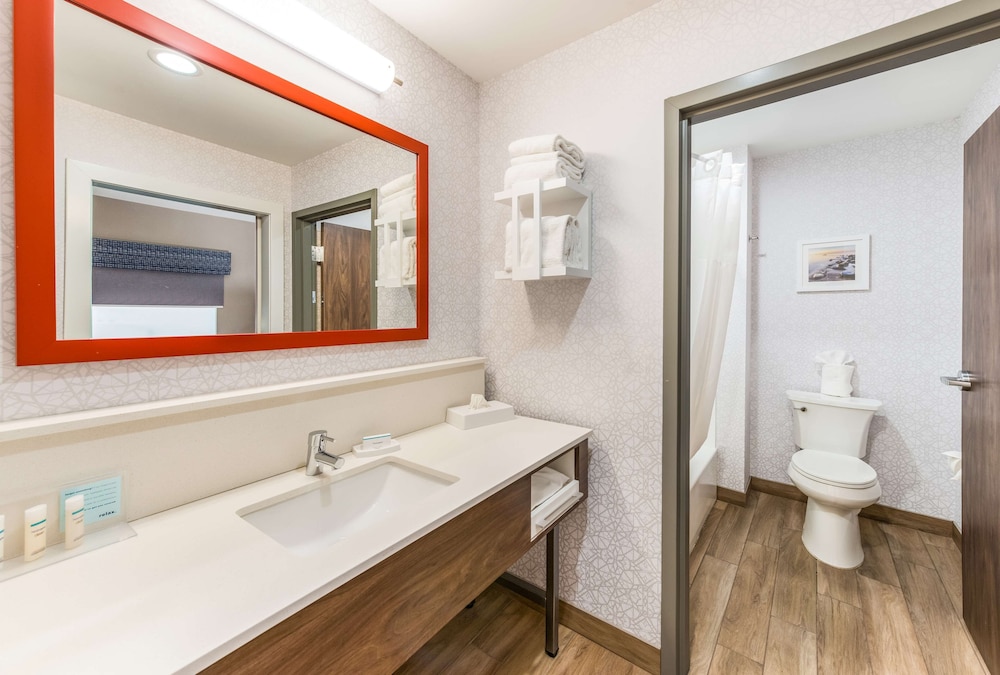 Hampton Inn and Suites Benton Harbor MI 18/47
