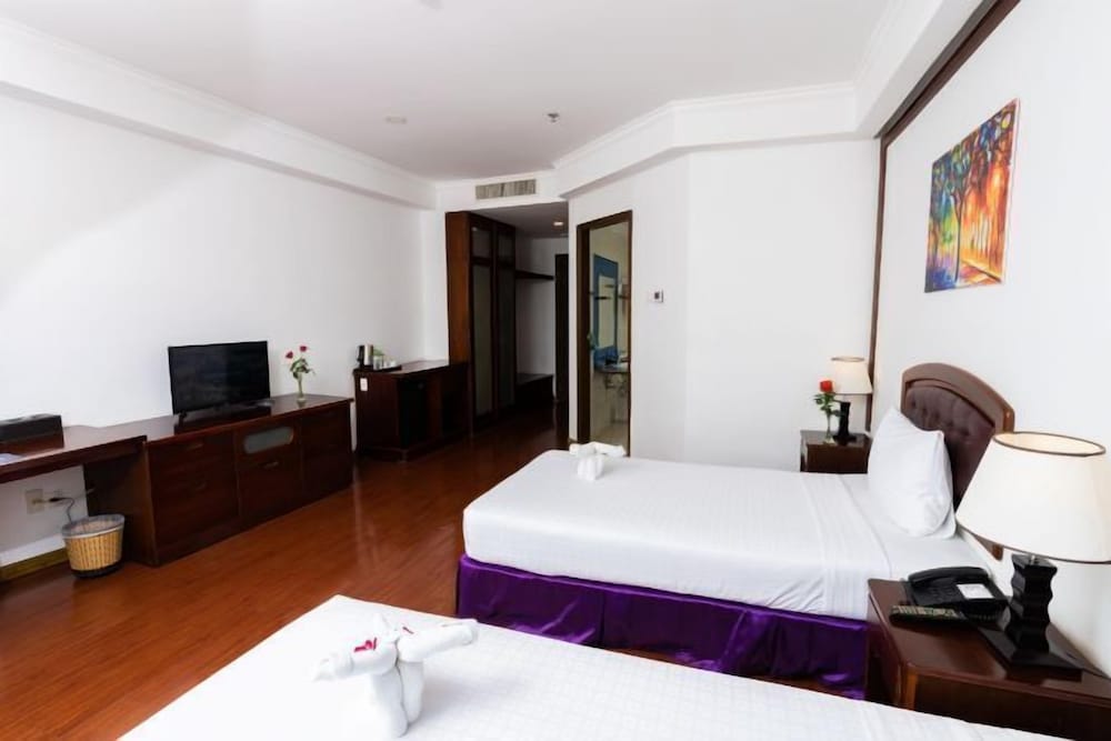 SUPERIOR, TWIN BEDS, CITY VIEW