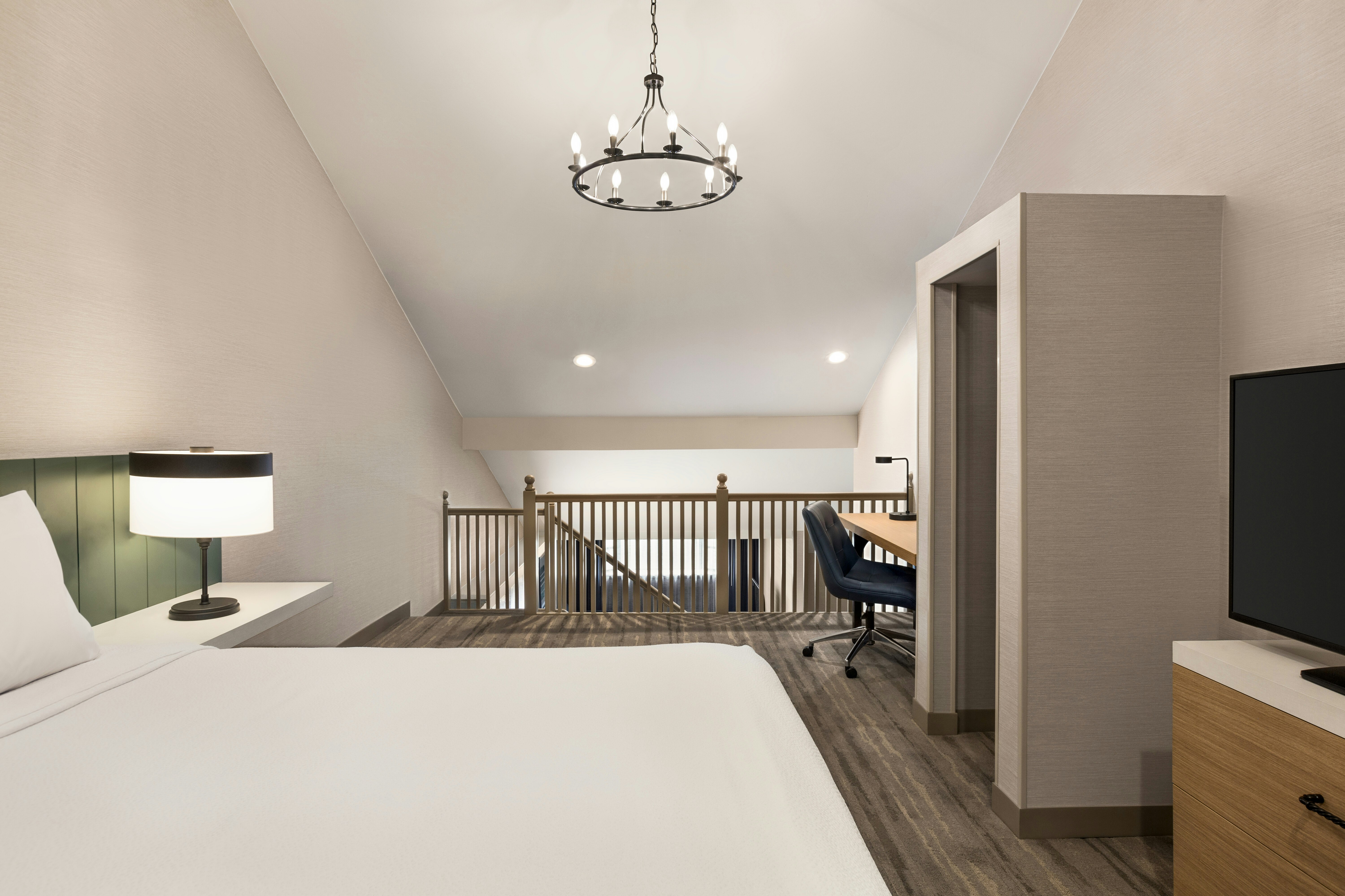 Bi Level, Suite, King Bed, Patio