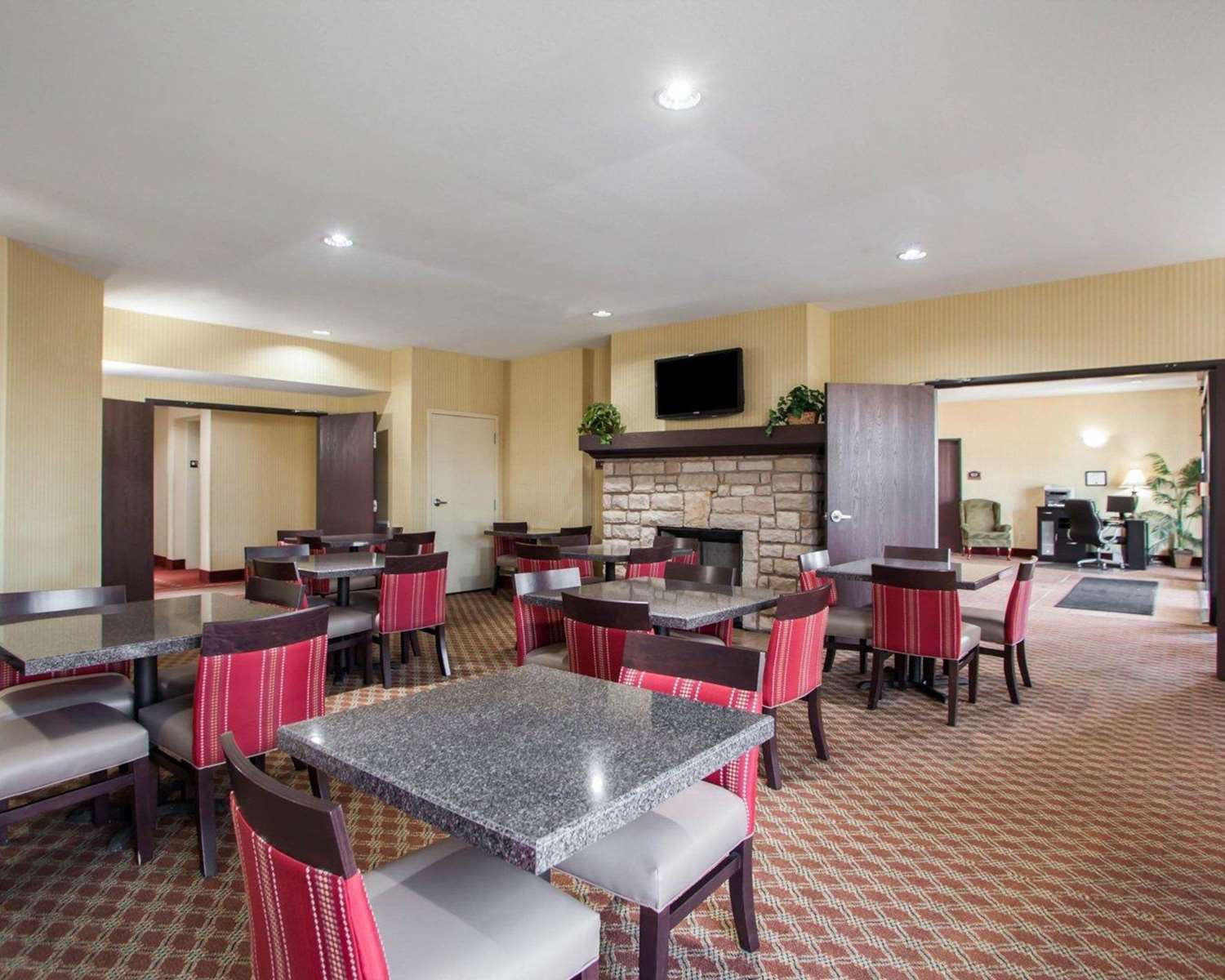 Comfort Inn and Suites Harrisonville 36/48