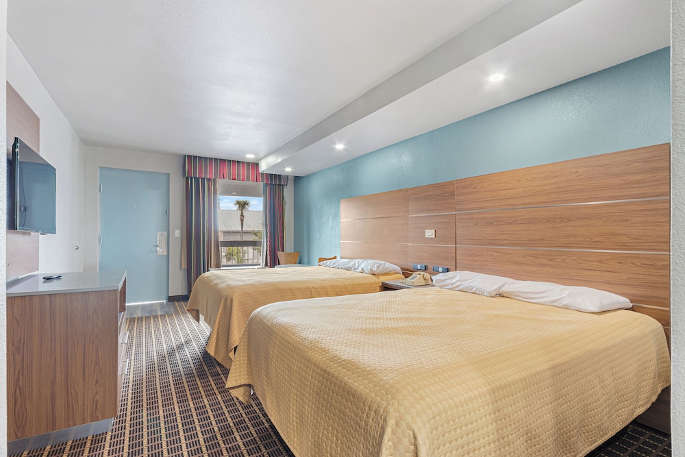 DELUXE, 2 QUEEN BEDS, POOL VIEW